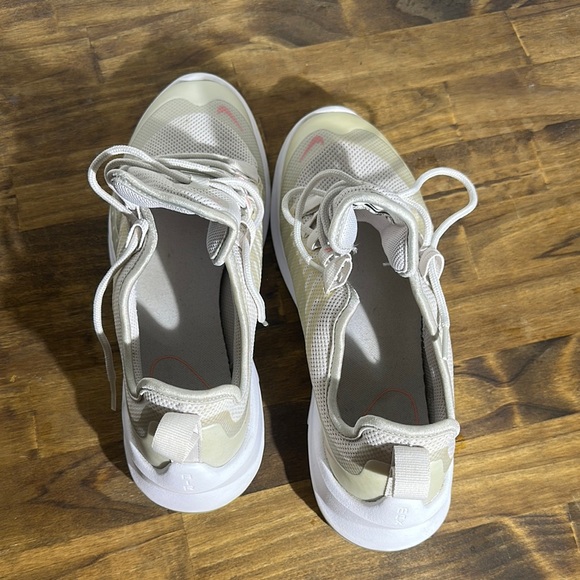 Nike Women's Sneakers in Cream and Pink - Picture 2 of 7